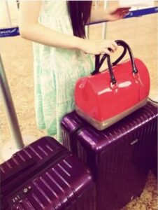 松田華音の鞄とスーツケース